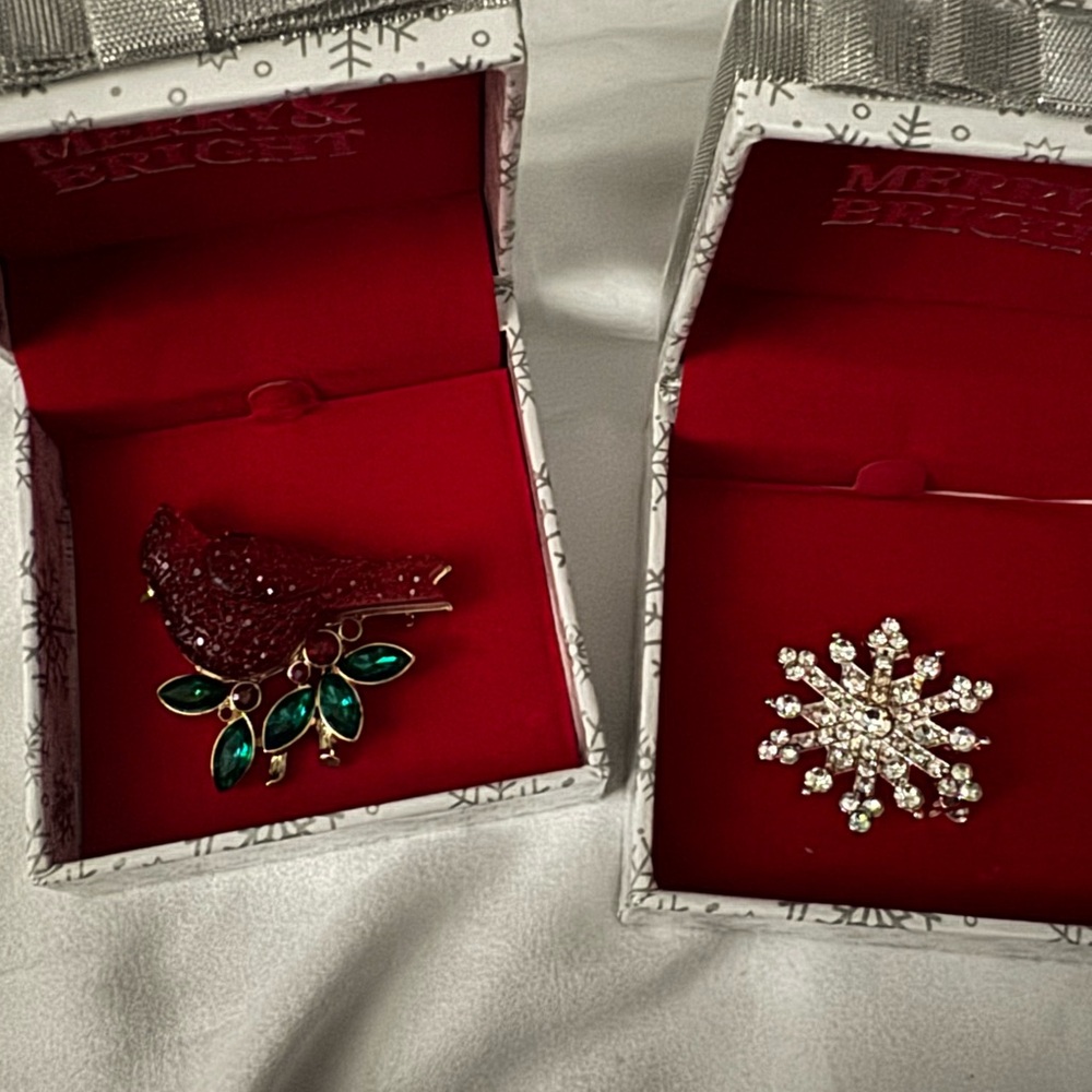 NIB Ice Red Cardinal and Snowflake Brooch Set ready to gift - Picture 9 of 9
